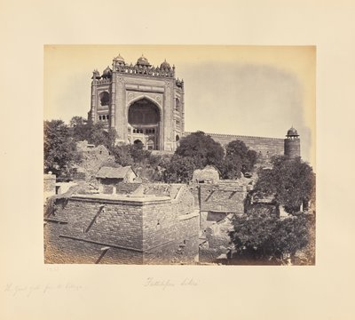 Fatehpur Sikri; den store port, set fra landsbyen af Samuel Bourne