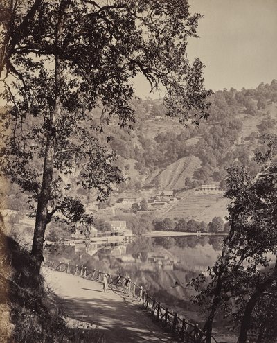 Hyree-søen. Bjergstation i Himalaya. Udsigt over Taj-søen med forsamlingslokaler, Lhutse af Samuel Bourne