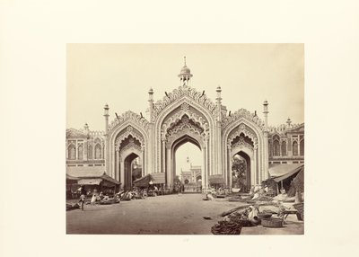 Lucknow; porten til Hooseinabad-basaren af Samuel Bourne