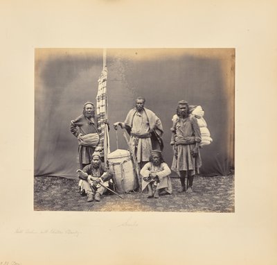 Bjergarbejdere i Shimla med khiltaer og bærestol af Samuel Bourne