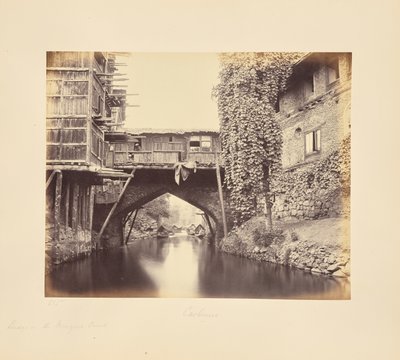 Srinagar; en bro over Marqual-kanalen af Samuel Bourne