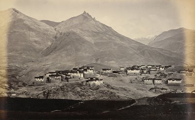 Landsbyen Kibber, Spiti, med Chikkim i det fjerne af Samuel Bourne