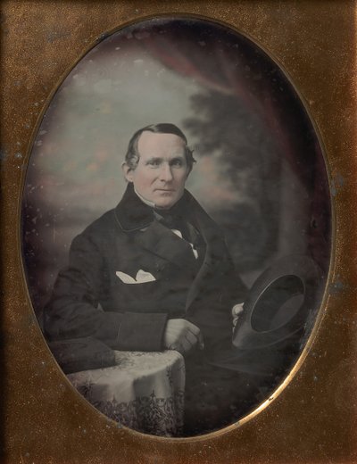 Mand iført frakke og handsker, holder hat, siddende foran malet udendørs baggrund, 1840