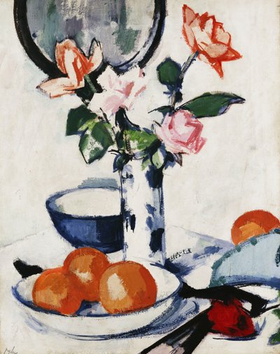 Pink og mandarineroser i en blå og hvid bægervase med appelsiner i en skål og en sort vifte, ca. 1924 af Samuel John Peploe