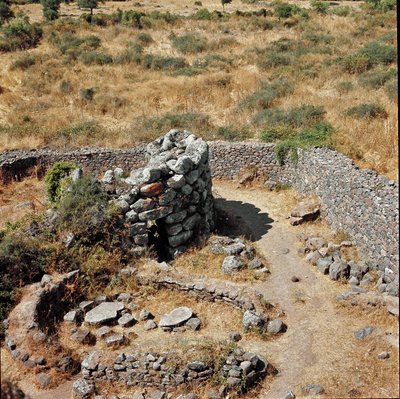 Nuragisk kultur (nuraghi) Sardinsk: ruinerne af den nuragiske by på det megalitiske område Losa: et af forsvarstårne. 15. århundrede f.Kr. Abbasanta Sardinien Italien af Sardinia Nuragic Civilization