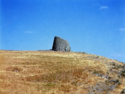 Nuragisk kultur (nuraghi) Sardinsk: ruinerne af den nuragiske by på det megalitiske område Macomer: et af de nuragiske tårne. Macomer, Sardinien, Italien af Sardinia Nuragic Civilization