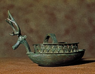 Nuragisk kultur (nuraghi) sardinsk: skulptur i form af en båd med figurer af et hjortehoved i bronze. 8.-7. århundrede f.Kr. Cagliari, Museo Nazionale Archeologico, Sardinien, Italien af Sardinia Nuragic Civilization