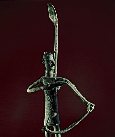 Nuragisk kultur (nuraghi) sardinsk: statuette af kriger, der trækker en bronzebue. 8.-7. århundrede f.Kr. Cagliari, Nationalt Arkæologisk Museum, Sardinien, Italien af Sardinia Nuragic Civilization