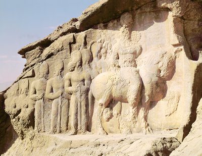 Klipperelief forestillende Shapur I (241-272 e.Kr.) og hans familie med heraldiske emblemer på deres hatte (foto) af Sasanian
