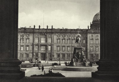 Berlin: Udsigt over slottet og Lustgarten; Udsigt over det kongelige palads og Lustgarten (s/h foto) af Sasha Stone