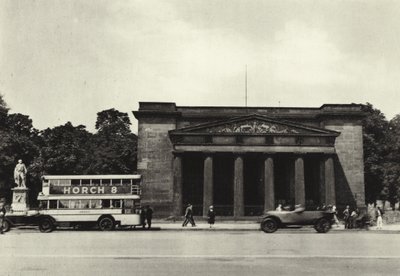 Berlin: Den nye garde; New Guard House (s/h foto) af Sasha Stone