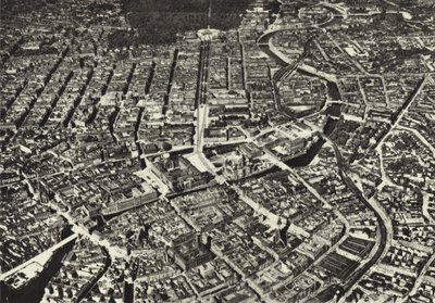 Berlin: Luftfoto af den gamle kerne; Byen set fra et fly (s/h foto) af Sasha Stone