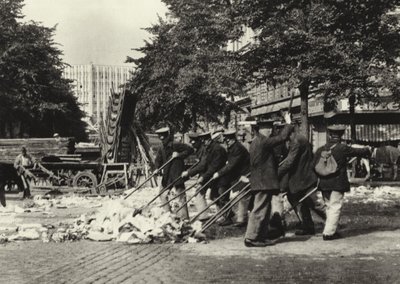 Berlin: Strassenfeger am Wittenberg-Platz; Street Sweepers på Wittenberg Platz (s/h foto) af Sasha Stone