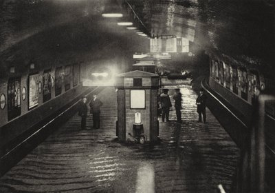 Berlin: Inselbrucke metrostation; Inselbrucke undergrundsbanegård (s/h foto) af Sasha Stone
