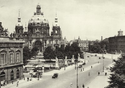 Berlin: Foran Schlossbrucke; Foran Palace Bridge (s/h foto) af Sasha Stone