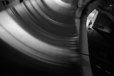 Figur af en buet tunnel af Satoshi Hata