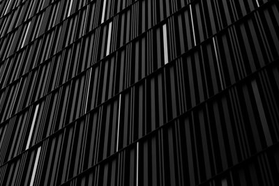 Mørk, stribet arkitektur af Satoshi Hata