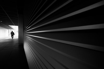 En ensom skikkelse i tunnelen af Satoshi Hata
