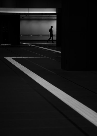En ensom skikkelse i undergangen af Satoshi Hata