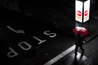 Red Umbrella-natvandring af Satoshi Hata