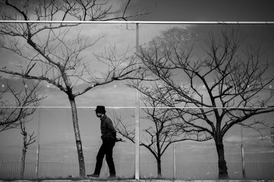 En ensom refleksion i byen af Satoshi Hata