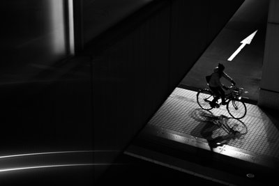 Silhuet af en bycyklist af Satoshi Hata