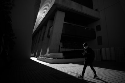 Byens sti i lyset af Satoshi Hata