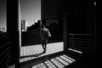Byens skyggevandring af Satoshi Hata