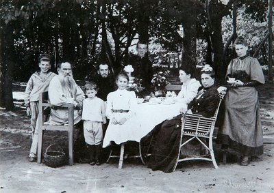 Familien til den russiske forfatter Leo Tolstoj, slutningen af det 19. eller begyndelsen af det 20. århundrede. af Scherer Nabholz and Co