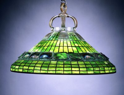 En turtleback-flise af blyholdigt glas og lysekrone i bronze af School American