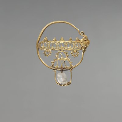 Øreringe med gennembrudt, tidlig byzantinsk periode, 600-800 (guld med bjergkrystal perle) af School Byzantine