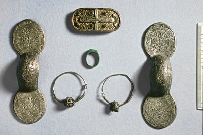 Smykker fra Camon, Amiens, Somme, karolingisk, 7.-10. århundrede (sølv, forgyldt bronze) af School Carolingian