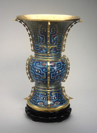 En Zun-formet vase og stativ (cloisonne-emalje & zitan) (se også 272147) af School Chinese