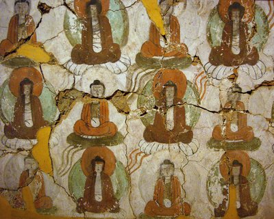 Buddhaer malet fra det 9. århundrede, på et fragment af vægmaleri fra "Caves of Thousand Buddhas" i Kumtura, Xinjiang Autonome Region. Fotografi, Seoul National Museum, Republikken Korea, 2006. af School Chinese