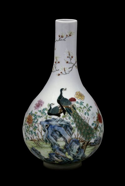 Kinesisk kunst: Keramikvase af den lyserøde familie dekoreret med fugle (inklusive påfugle) og blomster. Qianlong Reg. (1736-1795). Paris, Musee Guimet, Musee national des Arts Asian. af School Chinese