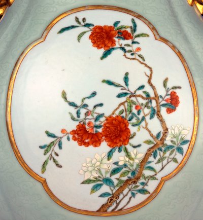 Detalje af en fin og meget sjælden famille rose celadon-slebet vase med en forgyldt emalje af Prunus og Roses af School Chinese