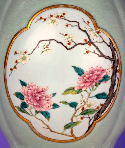 Detalje af en fin og meget sjælden famille rose celadon-slebet vase med en forgyldt emalje af Prunus og Roses af School Chinese