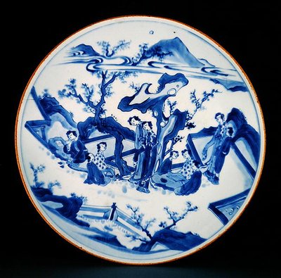 Fad malet i glasurblåt med damerfigurer, overgangsperiode, c.1640 (porcelæn) af School Chinese
