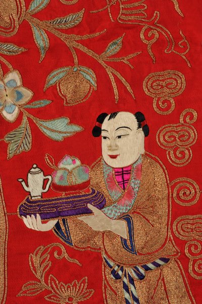 Broderi, der forestiller en dreng, der bringer te (tekstil) (detalje af 389561) af School Chinese