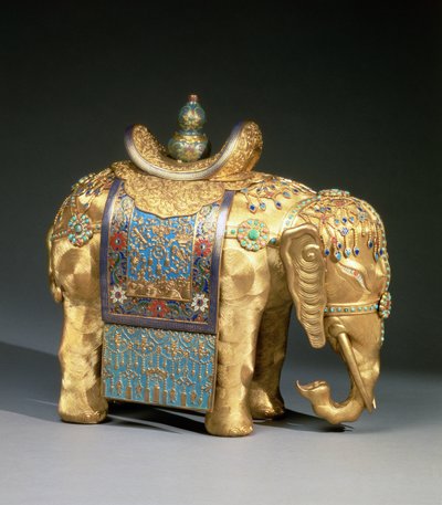 Figur af en elefant, med emaljebeklædning og koral- og turkise cabochons, sadeldug dekoreret med buddhistiske emblemer, Chien Lung Periode, ca. 1780 (forgyldt bronze, emalje, koral og turkis) af School Chinese