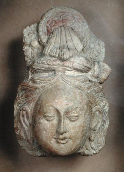 Hoved af en bodhisattva med en kunstfærdig frisure, fra Tumshuq (Xinjiang) 6.-7. århundrede (terracotta) af School Chinese