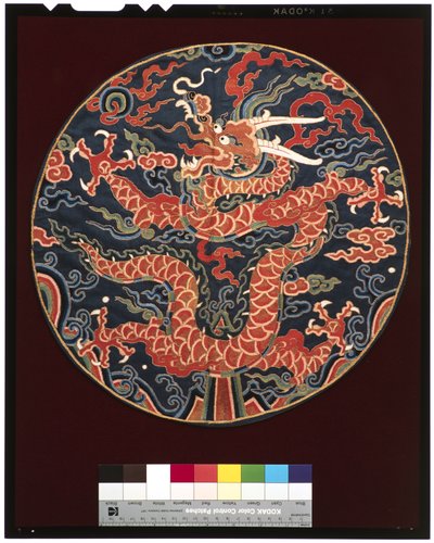 Insignier af fjerde grads prins (med profil af drage), ca. 1700-25 (silke) af School Chinese