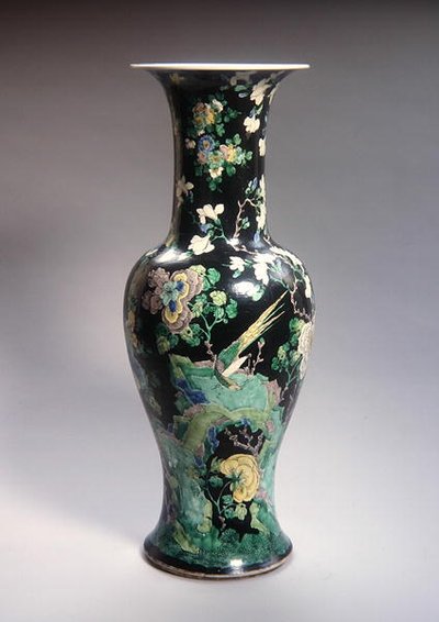 Stor Famille Noire Yen Yen Vase, Kangxi periode (1662-1722) (porcelæn) (se 272192) af School Chinese