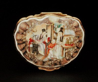 Låg af snusdåse i form af en skal, Qianlong periode (1736-95) ca. 1760 (porcelæn) (se også 210139) af School Chinese