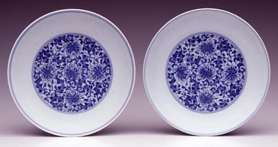 Et par underkopper med stiliserede lotusblomster, Yongzheng-mærke og periode 1723-35 (porcelæn med blå underglasur) af School Chinese
