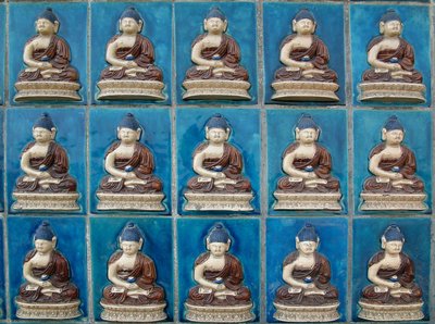 Lille Buddha-mur på øen Hortensia ("Qionghua") ved Beihai Park eller North Sea Park i Pekin. Fotografi, Leonard de Selva, Kina, 2006. af School Chinese
