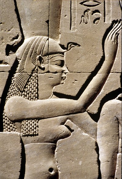 Det gamle Egypten, Vægskulptur, gudinden Isis, Horus-templet, Edfu, 237-57 f.Kr (foto) af School Egyptian