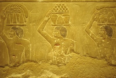Det gamle Egypten, Vægudskæring/-maleri, Idouts mastaba/grav, Saqqara, 2323-2150 f.Kr., bærere med offergaver (foto) af School Egyptian
