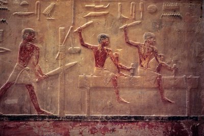 Det gamle Egypten, Vægudskæring/-maleri, Mastaba/Tomb of Ti, Saqqara, 5. dynasti, Tømrere saver og hamrer, Formning af bjælke (foto) af School Egyptian
