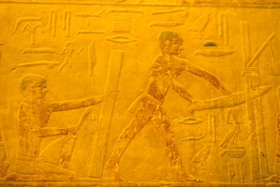 Det gamle Egypten, Vægudskæring/-maleri, Mastaba/Tomb of Ti, Saqqara, 5. dynasti, Tømrere, høvling og savning af træ (foto) af School Egyptian
